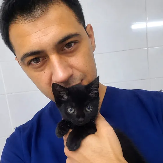 M.V. Sebastián Vera, médico veterinario especialista en felinos de Vida Vet en Funes